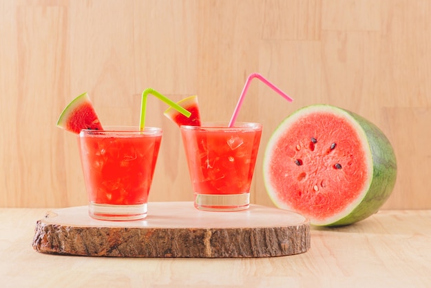 Glas gesunder Wassermelonensaft im Sommer