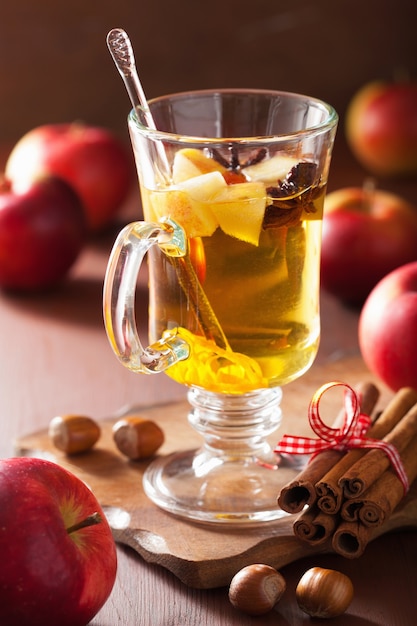 Glas Glühapfelwein mit Orange und Gewürzen, Wintergetränk