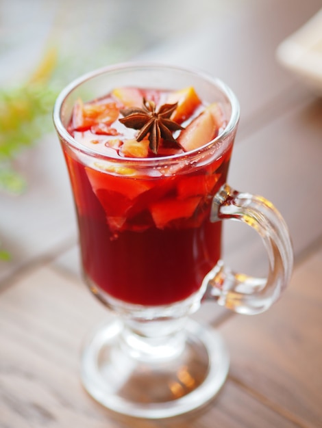 Glas Glühwein mit Grapefruit, Orangenkrusten und Sternanis