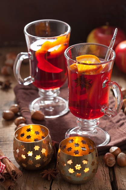 Glas Glühwein mit Orange und Gewürzen, Weihnachtsdekoration