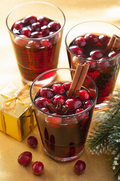 Glas Glühwein mit Preiselbeeren und Gewürzen, Wintergetränk