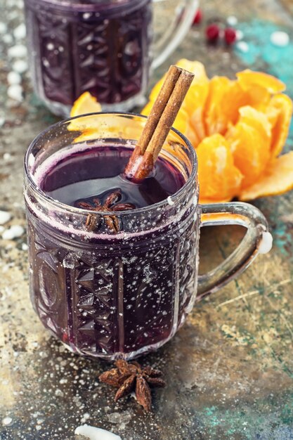 Glas Glühwein und Gewürze