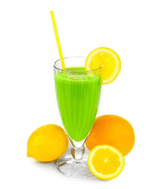 Glas grüner gesunder Saft mit Früchten auf weißem Hintergrund