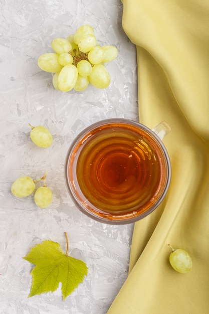 Glas grüner Traubensaft. Ansicht von oben