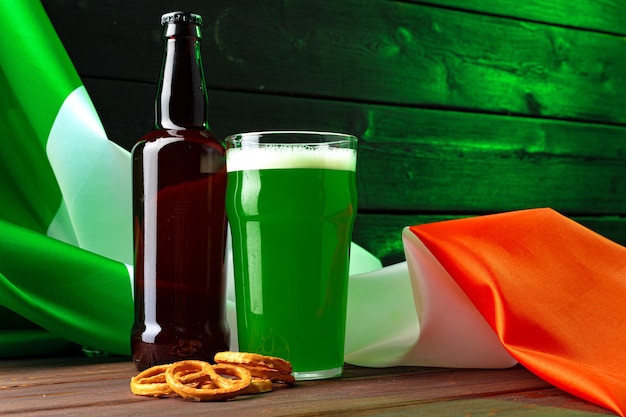 Glas grünes Bier gegen Flagge von Irland schließen
