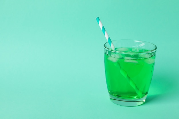 Glas grünes Soda auf Minzoberfläche