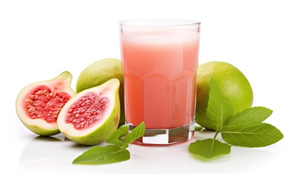 Glas Guava-Smoothie mit frischen Guava-Fruchten auf weißem Hintergrund