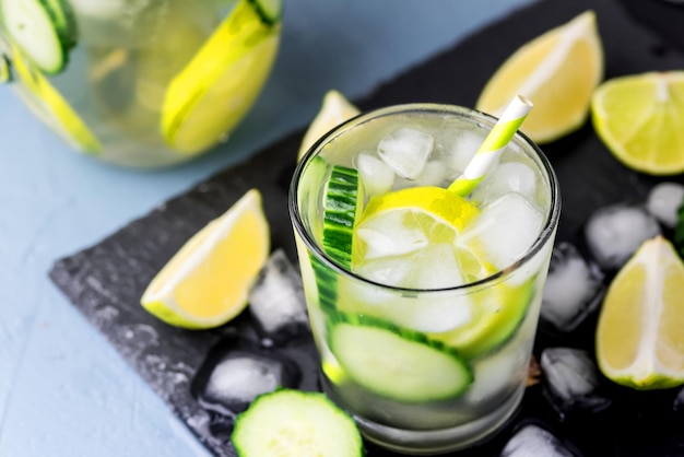 Glas Gurken- und Zitronenentgiftungswasser mit Eiswürfel-gesundem Getränk horizontal