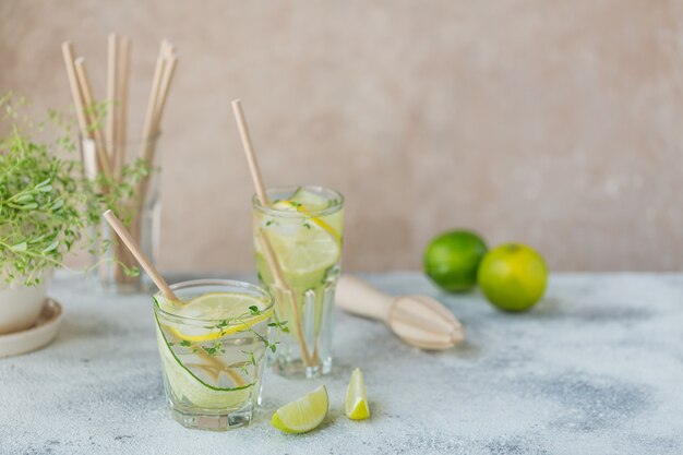 Glas Gurkensoda-Getränk auf Holztisch. Sommer gesunde Entgiftung infundiert Wasser, Limonade oder Cocktail