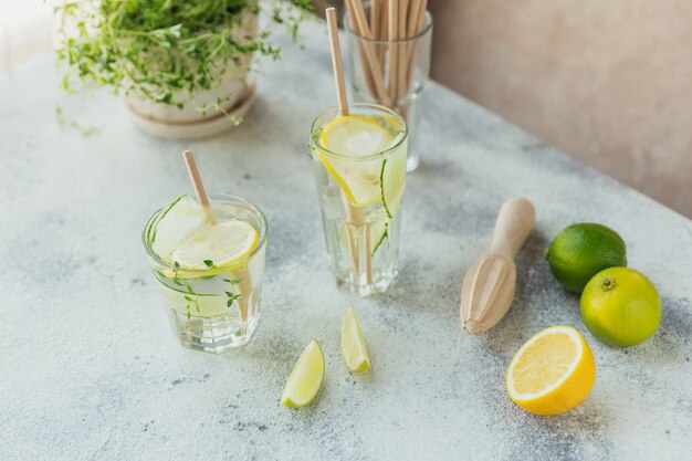 Glas Gurkensoda-Getränk auf Holztisch. Sommer gesunde Entgiftung infundiert Wasser, Limonade oder Cocktail