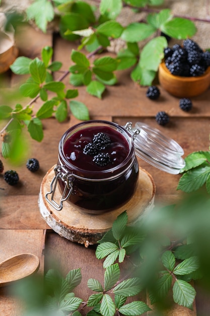 Glas hausgemachte Brombeermarmelade oder Konfitüre mit frischen Beeren. Kochen, Aufbewahren zu Hause