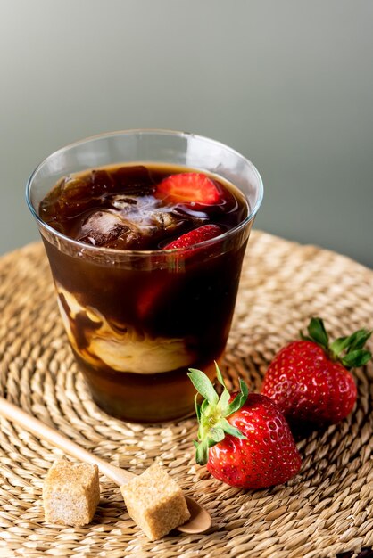 Glas hausgemachter Cold Brew Coffee to Drink zum Frühstück Sommergetränk mit Eiswürfeln