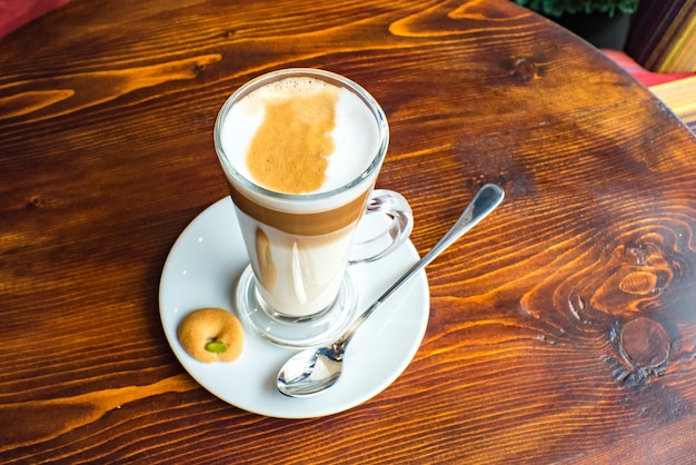 Glas heißer Karamell-Macchiato-Kaffee