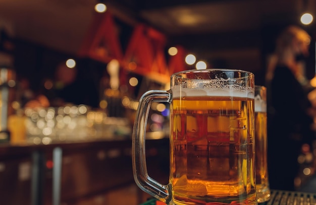 Glas helles Bier auf einer dunklen Kneipe