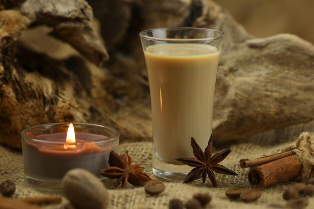 Glas Irish Cream Likör mit Gewürzen Stoffhintergrund mit Kopierraum