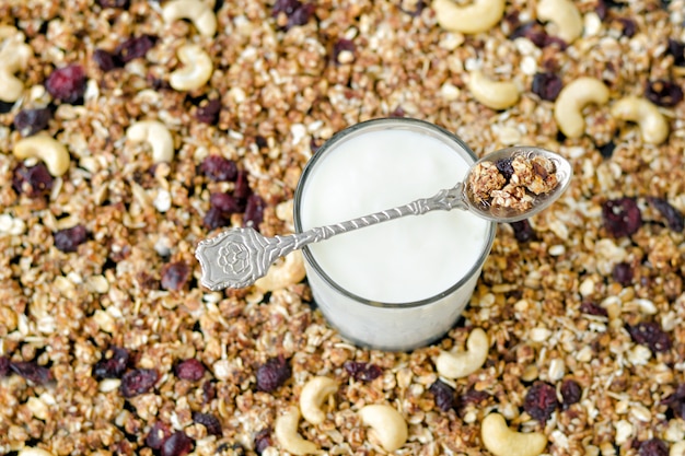 Glas Joghurt, Müsli auf. Teelöffel. Essen