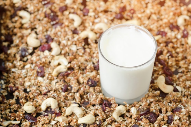 Glas Joghurt und Müsli