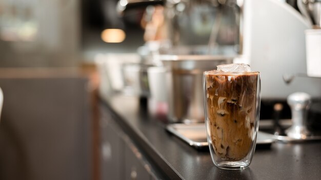 Glas Kaffee mit Milch auf dem Tisch