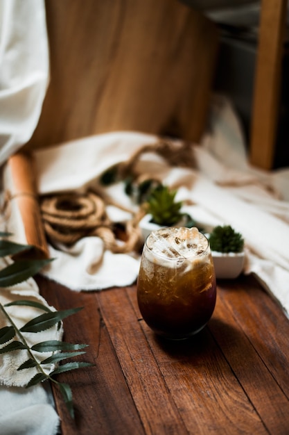 Glas Kaffee mit Milch auf dem Tisch