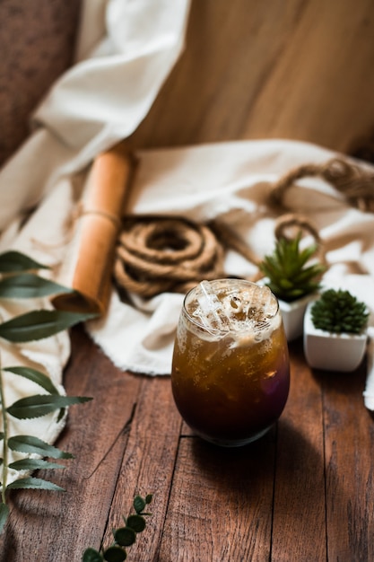 Glas Kaffee mit Milch auf dem Tisch