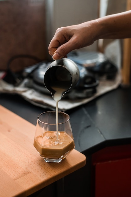 Glas Kaffee mit Milch auf dem Tisch