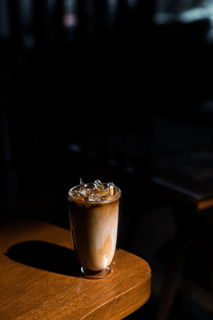 Glas Kaffee mit Milch auf dem Tisch