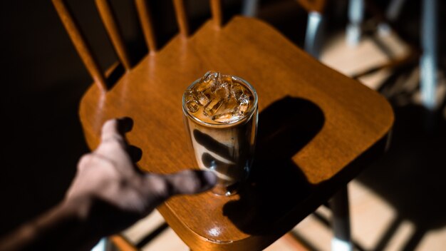 Glas Kaffee mit Milch auf dem Tisch