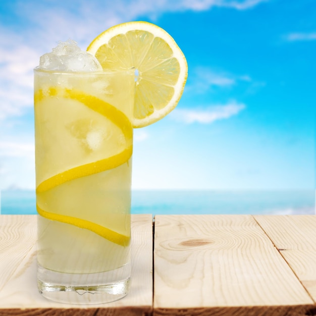 Glas kalte Limonade auf Holzhintergrund