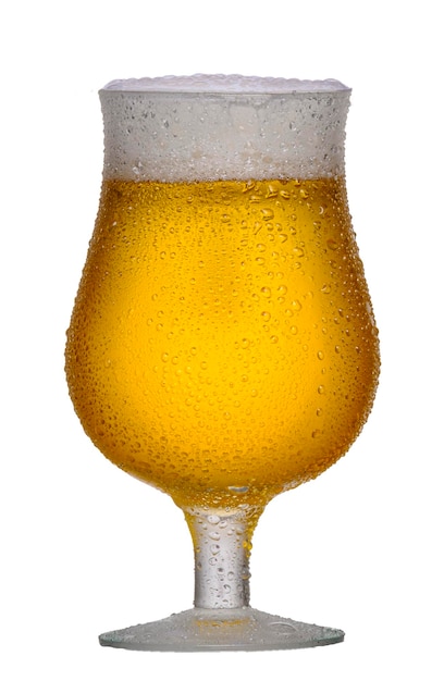 Glas kaltes Bier im Studio mit transparentem Hintergrund isoliert Getränk