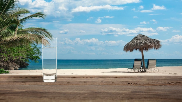 Glas kaltes Mineralwasser auf dem Tisch des Strandhintergrundes