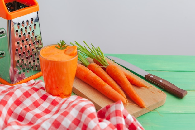 Glas Karottensaft mit Gemüse auf Tabelle