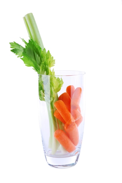 Glas Karottensellerie und -petersilie getrennt auf Weiß