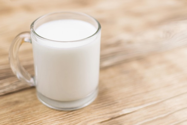 Glas-Kefir-Milch auf Holzhintergrund Das Konzept der Diät-Gewichtsabnahme