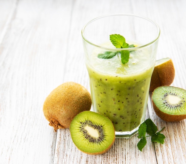 Glas Kiwi Smoothie mit frischen Früchten