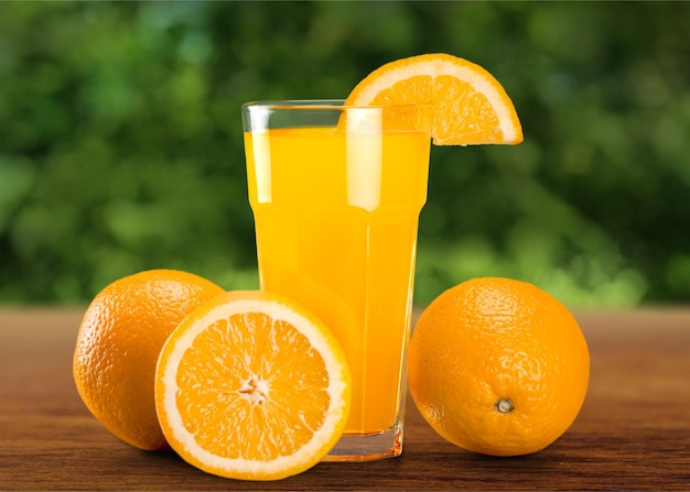 Glas köstlicher Orangensaft auf Holzhintergrund