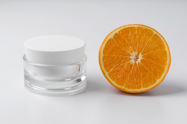 Glas Kosmetikcreme mit Orange.