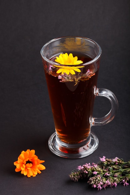 Glas Kräutertee mit Calendula und Ysop