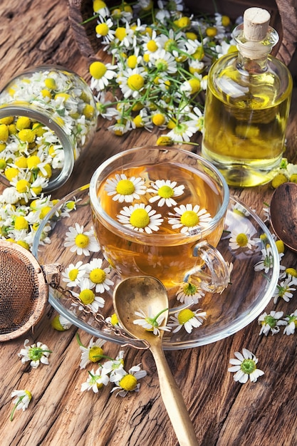 Glas Kräutertee mit Kamille