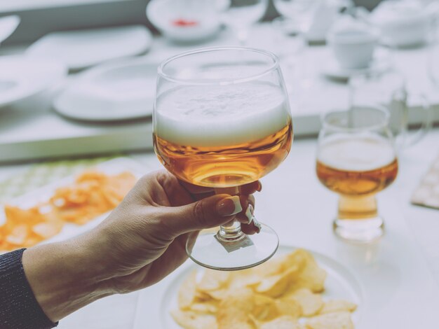 Glas Lagerbier in den Händen