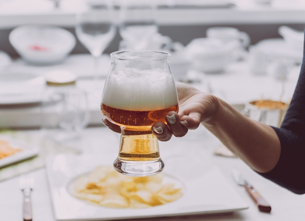 Glas Lagerbier in den Händen