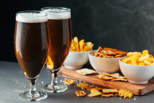 Glas Lagerbier mit Snackschüsseln