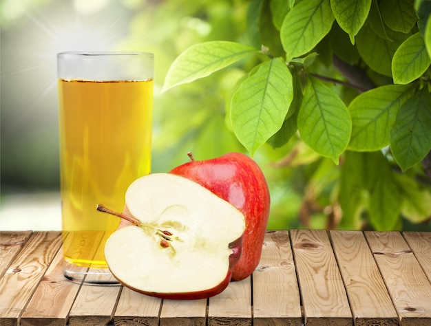 Glas leckerer Apfelsaft und frische Äpfel