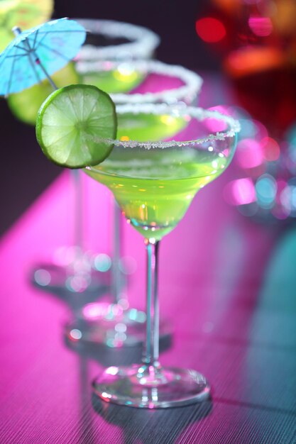 Glas leckerer Cocktail auf der Bartheke