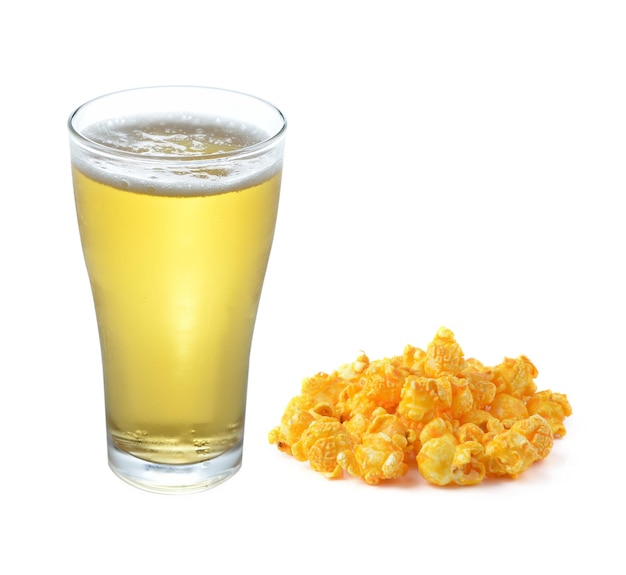 Glas leichtes Bier und Popcorn auf weißem Hintergrund