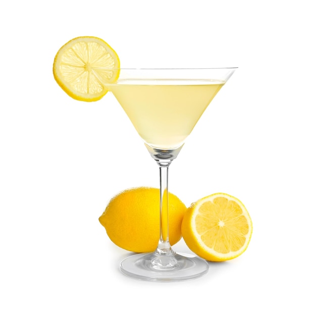 Glas Lemon Drop Martini mit Früchten auf weißem Hintergrund