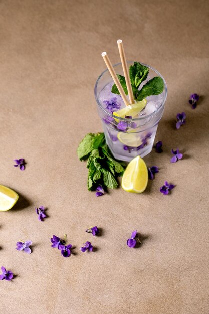 Glas Limonadencocktail mit Veilchenblumen