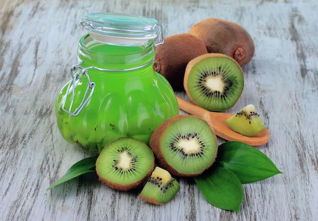 Glas Marmelade Kiwi auf Holztisch Nahaufnahme