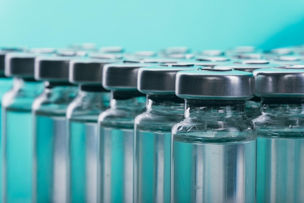 Glas medizinische Ampullenfläschchen zur Injektion Medizin ist flüssiges Natriumchlorid mit wässriger Lösung in Ampulle Nahaufnahme Flaschen Ampulle mehrfarbig