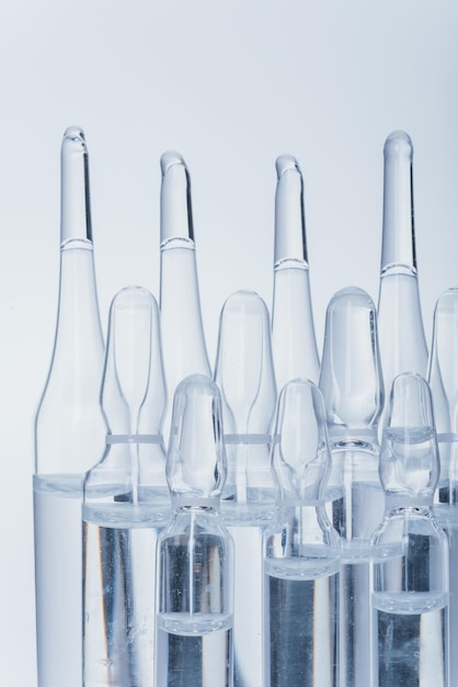 Glas medizinische Ampullenfläschchen zur Injektion Medizin ist trockenes weißes Arzneimittel Penicillinpulver oder Flüssigkeit mit wässriger Lösung in Ampulle Nahaufnahme