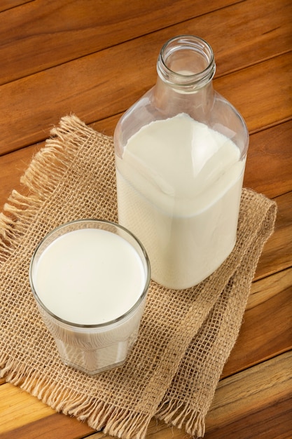 Glas Milch auf dem Holztisch